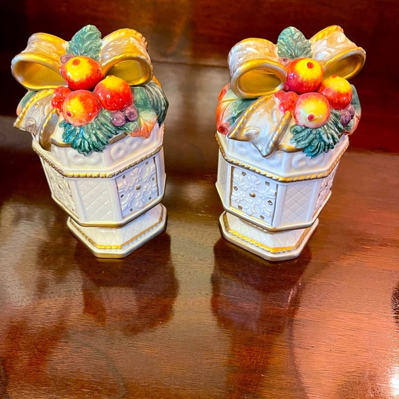 Fitz & Floyd Salt & Pepper Shaker Set - Picture 2 of 4